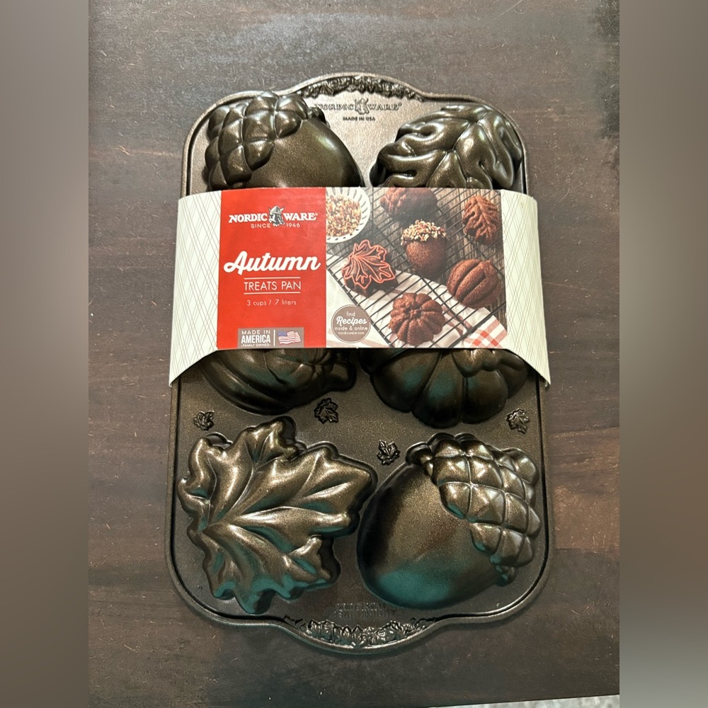 Nordic Ware Autumn Treats Pan, Bronze - Picture 4 of 6